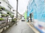 落ち着いた住宅街の雰囲気が漂い、日々の暮らしに静かな安らぎを感じられる周辺環境です。