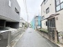 穏やかな住宅街の風景が広がり、落ち着いた日常を予感させる静かな住環境です。