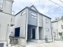 洗練された幾何学的なフォルムが街並みに静かに溶け込み、心地よい佇まいを感じさせる外観です。
