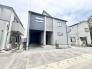 洗練された配色と直線的なフォルムが調和し、街並みに落ち着いた存在感を放つ住まいです。