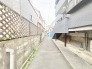 周辺の喧騒から少し離れた、落ち着いた静けさが流れる穏やかな路地裏の風景です。