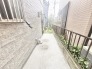 建物に囲まれた静かな通路は、日々の暮らしに落ち着いたプライベート感をもたらします。