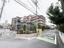 落ち着いた住宅街に佇む、周囲の環境と調和した穏やかな表情の住まいです。