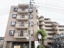 街並みに馴染む落ち着いた佇まいで、日々の暮らしを静かに支える安らぎの住まいです。