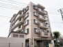 街並みに馴染む落ち着いた佇まいで、日々の暮らしに静かな安心感をもたらす外観デザインです。