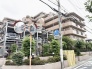落ち着いた街並みに溶け込む、端正で安定感のある佇まいが暮らしの拠点としての安心感を伝えます。