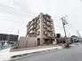 街並みに馴染む落ち着いた佇まいで、日々の暮らしを穏やかに受け止めてくれる住まいです。