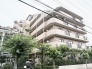 街並みに馴染む落ち着いた佇まいと、周囲の緑が心地よい調和を生み出す住まいです。