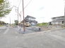 のびやかな空が広がる角地に位置し、これからの暮らしの可能性を静かに秘めた心地よい空間です。