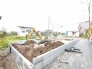 新しい暮らしの基盤が整っていく過程を、静かに見守ることができる開放的な敷地です。