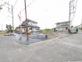 空が広く見渡せる開放的な立地で、のびのびとした暮らしを想像できる整った空間です。
