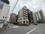 落ち着いた色調の外壁が周囲の街並みに溶け込み、穏やかな佇まいを感じさせるマンションです。