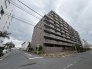 落ち着いた色合いの外観が街並みに馴染み、日々の暮らしに穏やかな安らぎをもたらす住まいです。