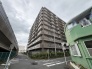 街並みに静かに寄り添う、落ち着いた佇まいの端正なフォルムが印象的な住まいです。