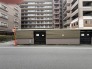 落ち着いた街並みに馴染む、整然とした佇まいが日々の暮らしに安心感を与えてくれる住環境です。