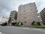 落ち着いた色合いの外壁が街並みに馴染み、穏やかな日常を予感させる佇まいです。