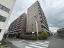 落ち着いた色調の外観が街並みに調和し、日々の暮らしに静かな安心感をもたらす佇まいです。