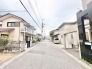 落ち着いた住宅地の中にあり、ゆったりとした時間が流れる穏やかな日常を予感させる街並みです。