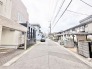 閑静な住宅街が広がり、落ち着いた空気が流れる穏やかな日常を感じさせる街並みです。