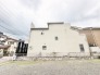 周囲の街並みと調和する、シンプルで落ち着きのある佇まいが魅力の住まいです。
