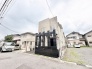 洗練されたモノトーンのコントラストが、街並みの中で凛とした存在感を放つ住まいです。