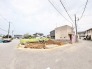 落ち着いた住宅街に位置し、新たな暮らしの基盤となる可能性を秘めた開放的な敷地です。