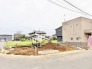 穏やかな街並みに溶け込む、将来の暮らしを自由に描けるゆとりある土地の風景です。