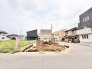 新しい暮らしの始まりを感じさせる、落ち着いた住宅街に位置する開放的な敷地です。