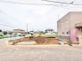 周囲の街並みと調和しながら、新しい暮らしの始まりを感じさせる広々とした敷地です。