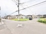閑静な住宅街の中にあり、ゆとりある敷地が周辺の街並みと穏やかに調和する良好な住環境が整っています。