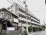 周囲の街並みに穏やかに溶け込み、日常の安心感を感じさせる落ち着いた佇まいの外観です。