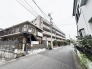 落ち着いた住宅街の風景に馴染み、穏やかな日常の始まりを感じさせる穏やかな街並みです。