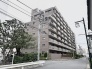 街並みに落ち着いた表情で佇む、端正なフォルムが印象的な住まいです。