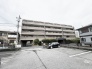 落ち着いた佇まいが周辺環境と調和し、日々の暮らしに静かな安心感をもたらす低層のレジデンスです。