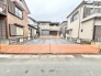 周囲と調和する閑静な住宅街の中で、理想の暮らしを自由に描き出せるゆとりある敷地です。