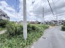 空が広く開放的な雰囲気を感じさせ、周辺環境の静けさが穏やかな暮らしを予感させる場所です。