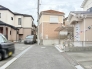 閑静な住宅街の道路の突き当り（写真右側）にあります。