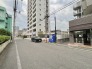 穏やかな日常が流れる、落ち着いた街並みと周囲の静けさが調和する住環境です。