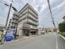街並みに溶け込む洗練されたフォルムが、日常の暮らしを静かに支える存在感のある佇まい。