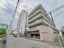 街の風景に穏やかに溶け込み、落ち着いた佇まいを見せる端正な外観が日々の暮らしを包み込みます。
