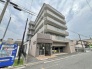 街並みに調和する落ち着いた佇まいで、日々の暮らしを穏やかに受け止める洗練された外観デザイン。