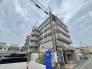落ち着いた色合いの外観が、周辺の静かな街並みに自然と馴染む佇まいを見せています。