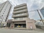 都市の風景に溶け込む、洗練されたフォルムが印象的な低層レジデンスの佇まい。