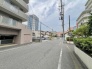 都市の利便性と穏やかな空気感が調和する、落ち着いた佇まいの街並みが広がっています。