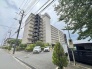 豊かな緑に囲まれ、落ち着いた佇まいを見せる住環境が日々の暮らしに安らぎをもたらします。