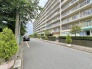 緑豊かな植栽が街並みに溶け込み、日々の暮らしに穏やかな落ち着きと安らぎをもたらしてくれる住環境です。