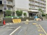 日常の風景に溶け込む、落ち着きと親しみを感じさせるエントランス周辺の佇まい。