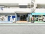 街並みに馴染みつつも、深みのあるタイルの意匠が訪れる人を穏やかに迎え入れる趣ある佇まい。