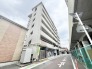 街並みに静かに溶け込み、日々の暮らしを支える落ち着いた佇まいが魅力の住まいです。