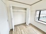 すっきりとした色使いでまとめられた、シンプルで飽きのこない居心地の良い空間です。